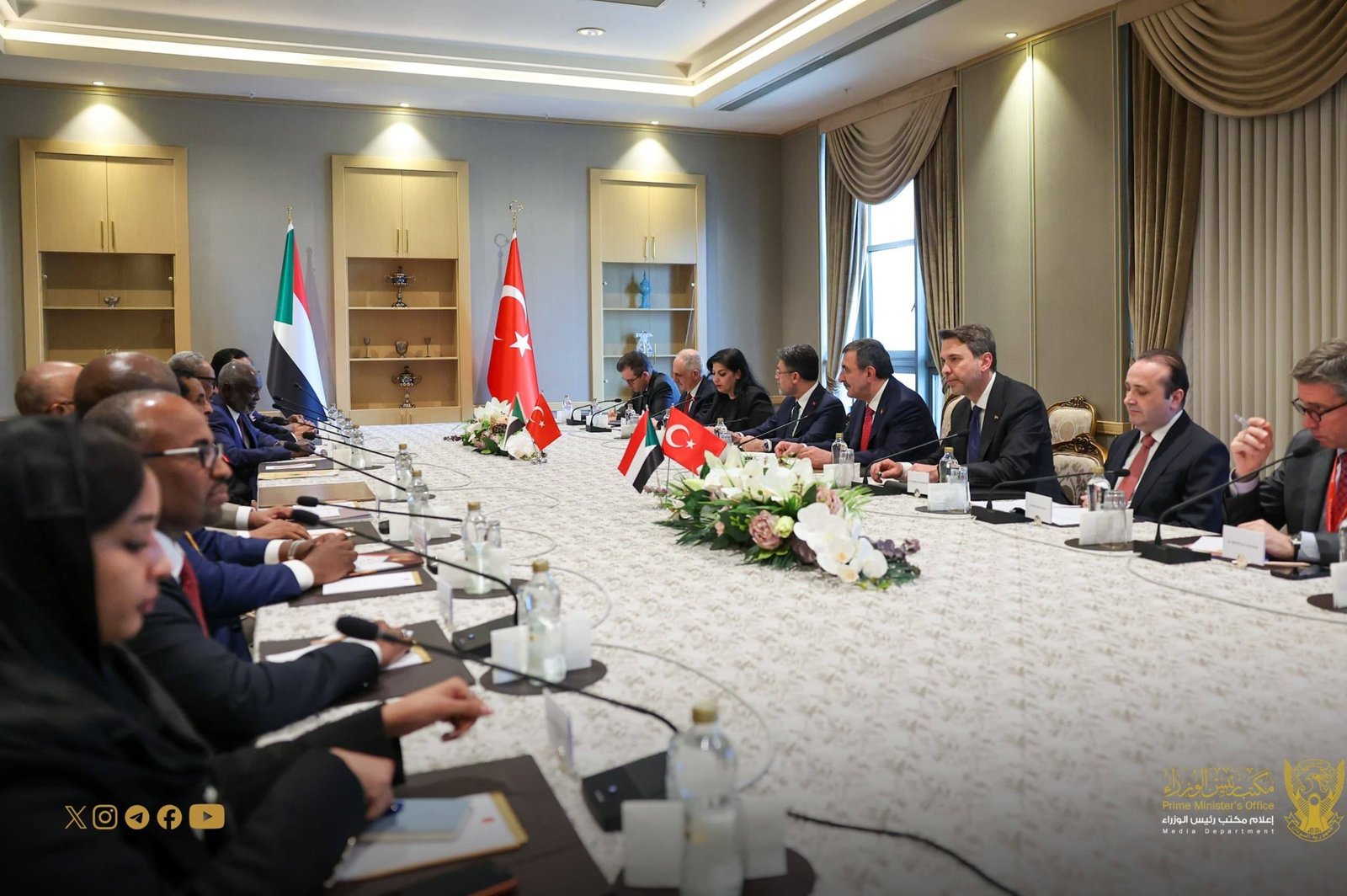 أردوغان يبلغ رئيس الوزراء السوداني موقف تركيا من السودان ومشروعات مرتقبة في الإعمار والشراكات الإقتصادية أردوغان يبلغ رئيس الوزراء السوداني موقف تركيا من السودان ومشروعات مرتقبة في الإعمار والشراكات الإقتصادية