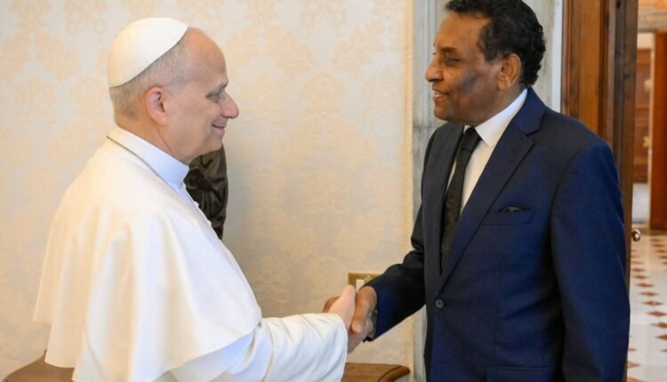 كشف تفاصيل لقاء رئيس الوزراء السوداني وبابا الفاتيكان في روما