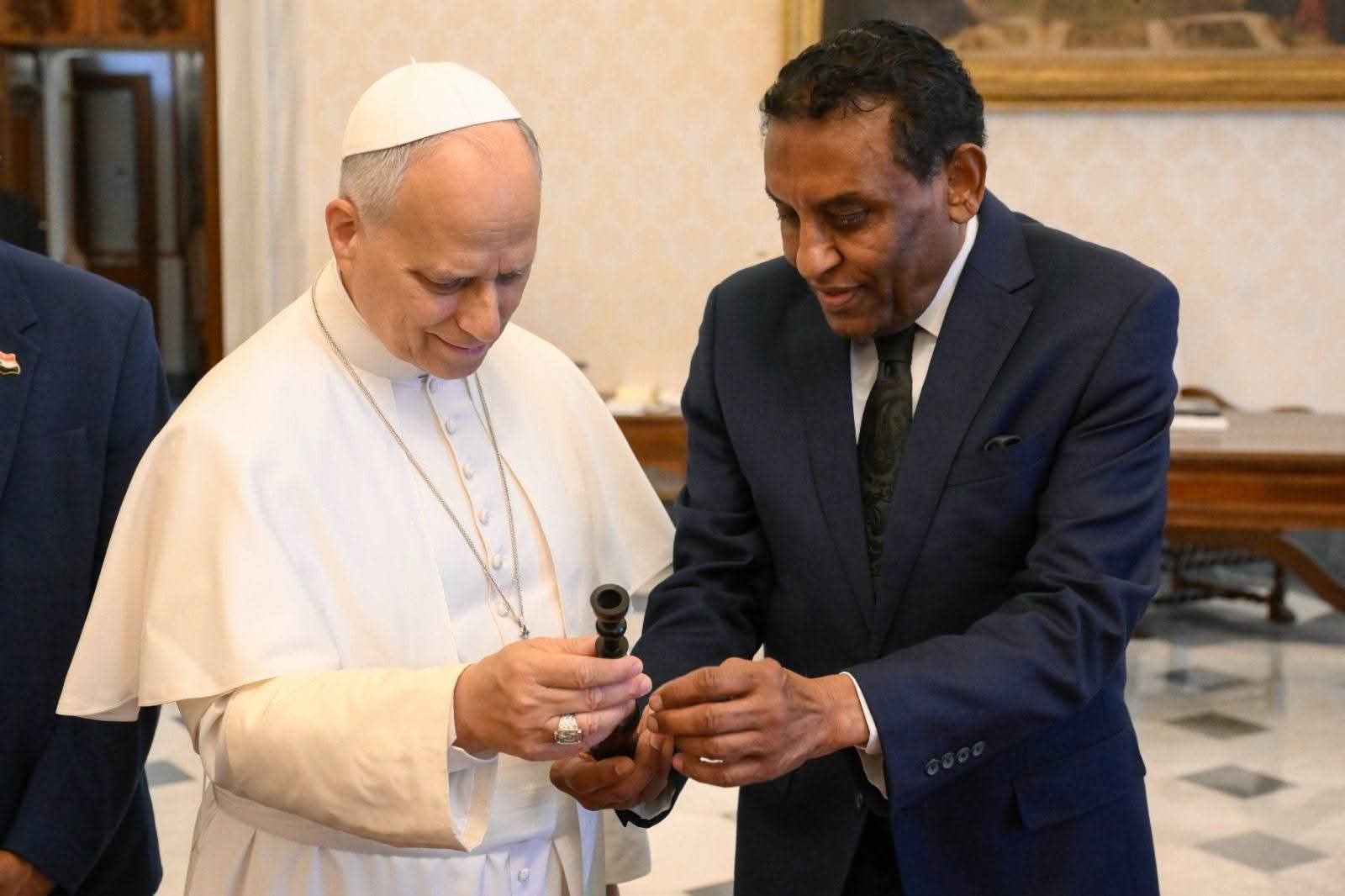 كشف تفاصيل لقاء رئيس الوزراء السوداني وبابا الفاتيكان في روما كشف تفاصيل لقاء رئيس الوزراء السوداني وبابا الفاتيكان في روما