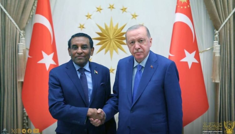 أردوغان يبلغ رئيس الوزراء السوداني موقف تركيا من السودان ومشروعات مرتقبة في الإعمار والشراكات الإقتصادية