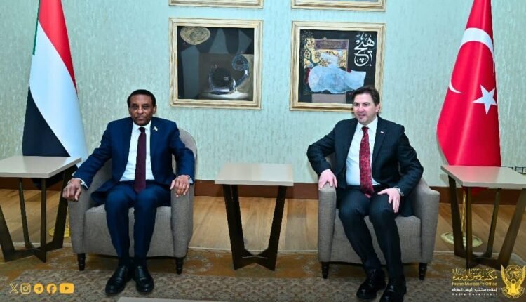 رئيس الوزراء السوداني يصل أنقرا ويعقد قمة في تركيا