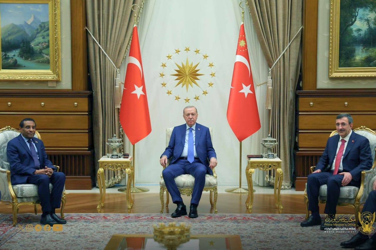 أردوغان يبلغ رئيس الوزراء السوداني موقف تركيا من السودان ومشروعات مرتقبة في الإعمار والشراكات الإقتصادية أردوغان يبلغ رئيس الوزراء السوداني موقف تركيا من السودان ومشروعات مرتقبة في الإعمار والشراكات الإقتصادية