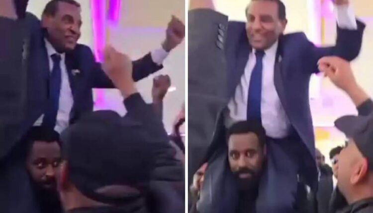 رئيس الوزراء السوداني يفجر الجدل بظهوره ووزير الإعلام محمولان على الأعناق في لندن