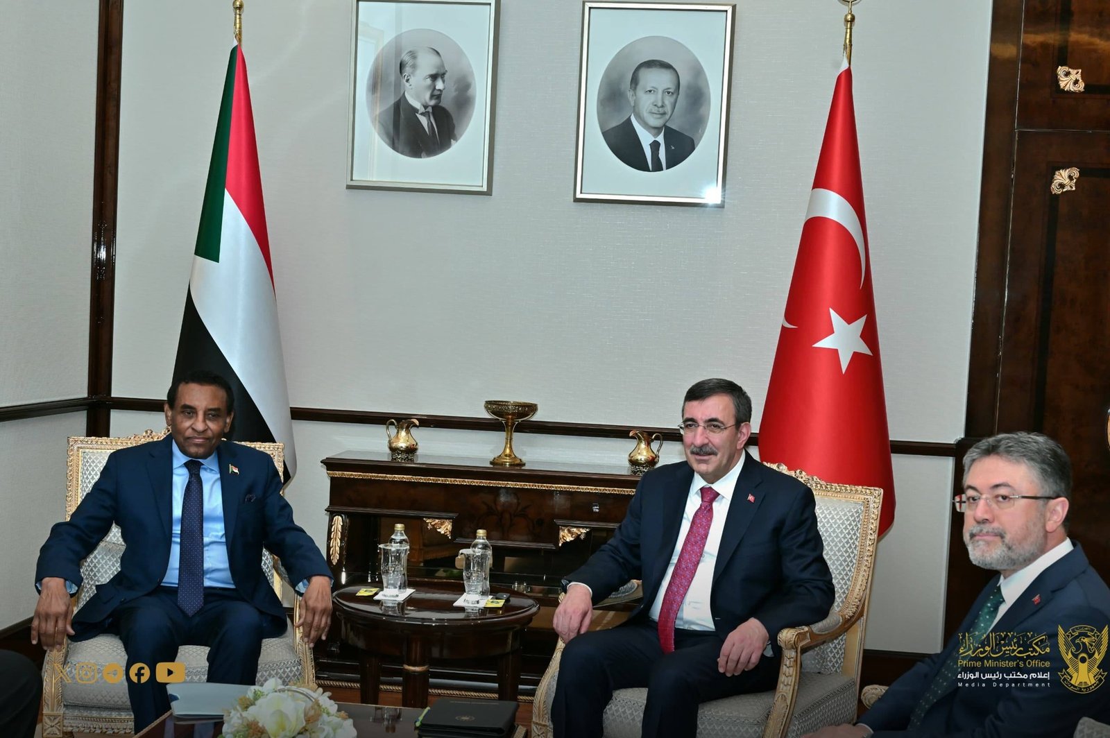 أردوغان يبلغ رئيس الوزراء السوداني موقف تركيا من السودان ومشروعات مرتقبة في الإعمار والشراكات الإقتصادية أردوغان يبلغ رئيس الوزراء السوداني موقف تركيا من السودان ومشروعات مرتقبة في الإعمار والشراكات الإقتصادية