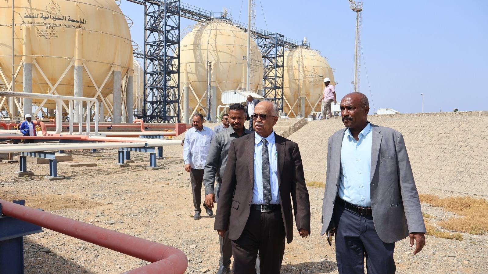 وزير الطاقة يقف على حجم دمار وصيانة مستودعات الوقود الإستراتيجية ومصفاة بورتسودان جراء قصفها من الدعم السريع