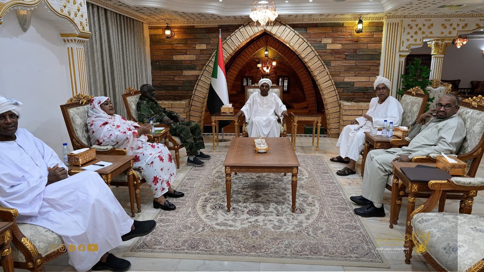إجتماع برئاسة رئيس الوزراء السوداني يناقش حزمة من الإجراءات للخروج من مأزق الأزمة الإقتصادية وتأمين السلع الاستراتيجية إجتماع برئاسة رئيس الوزراء السوداني يناقش حزمة من الإجراءات للخروج من مأزق الأزمة الإقتصادية وتأمين السلع الاستراتيجية
