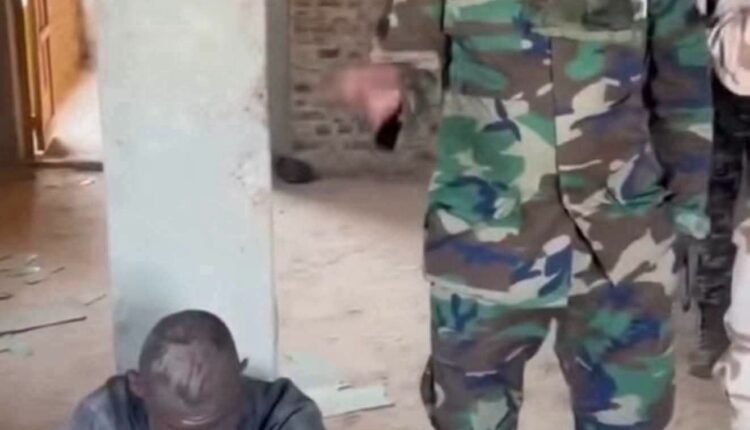 أسرة معتقل المشتركة تطالب بتحقيق عاجل في ملابسات اعتقاله وتكشف تفاصيل احتجازه