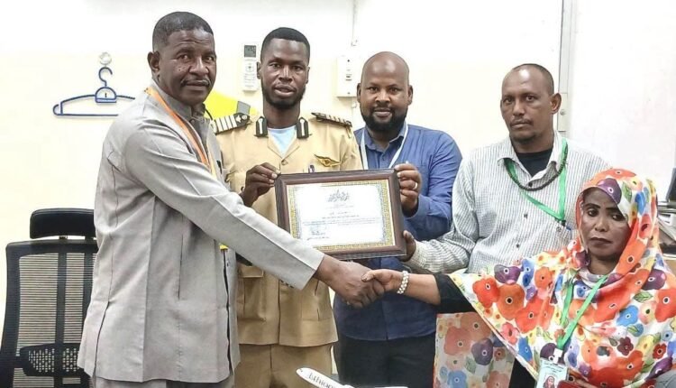 السودان.. عاملة بسيطة تتحول إلى حديث الشارع بسبب موقف استثنائي