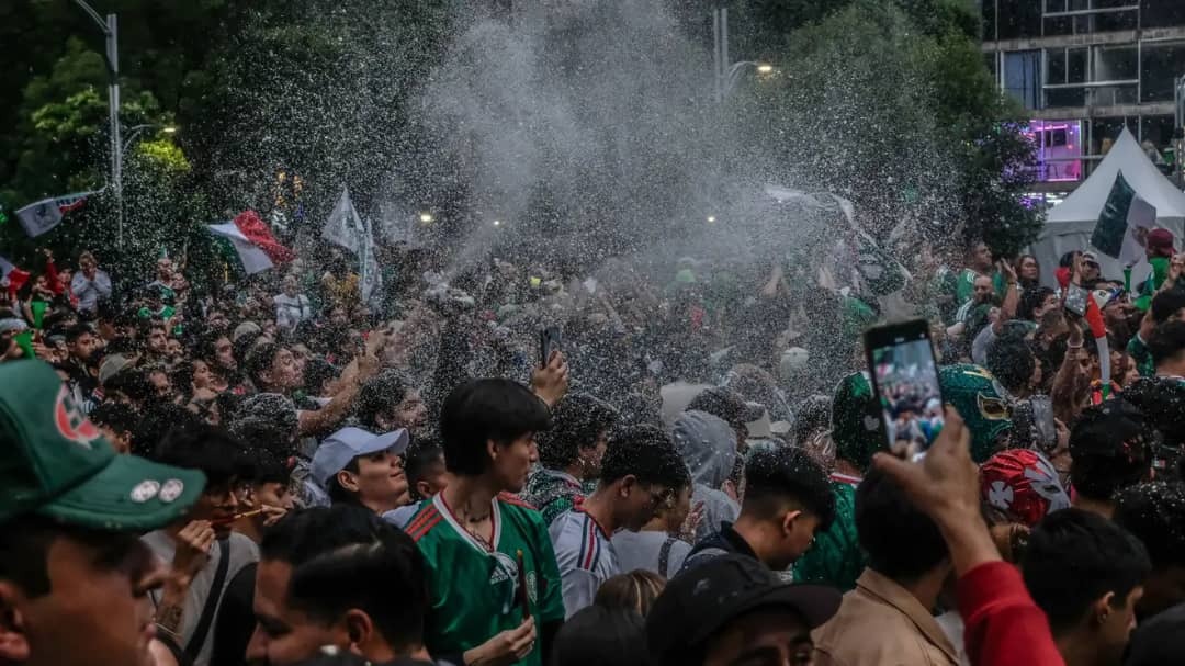 إحتفالات جماهير المكسيك بالفوز تتحول إلى مأساة..تطايروا في الهواء 