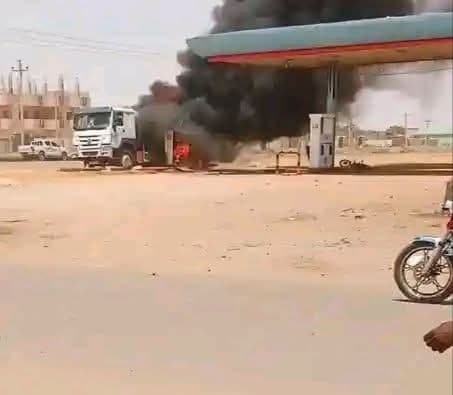 قتلى وجرحى في قصف مسيرة لـ الدعم السريع على محطة وقود في كوستي بالنيل الأبيض قتلى وجرحى في قصف مسيرة لـ الدعم السريع على محطة وقود في كوستي بالنيل الأبيض