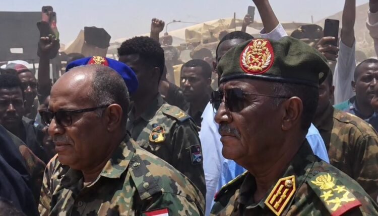 البرهان يهدد بازالة سوق الرتج ويبعث رسائل حاسمة في زيارة مفاجئة لمحلية حلايب شرقي السودان..تاني ما بنخلي زول عنده بندقية