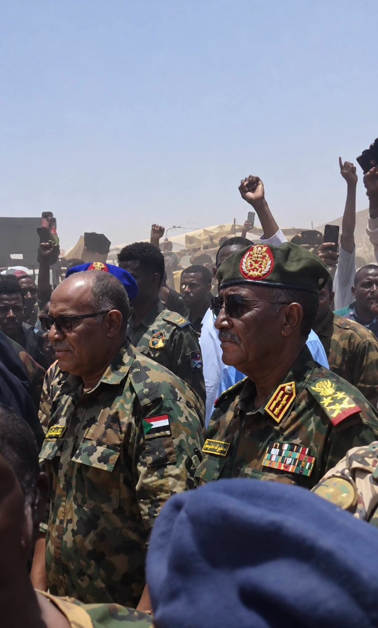 البرهان يهدد بازالة سوق الرتج ويبعث رسائل حاسمة في زيارة مفاجئة لمحلية حلايب شرقي السودان..تاني ما بنخلي زول عنده بندقية