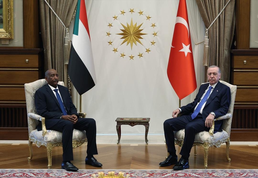 البرهان يصل تركيا في زيارة غير معلنة وأردوغان يتحدث اللغة العربية في إستقباله بالمجمع الرئاسي "فيديو" البرهان يصل تركيا في زيارة غير معلنة وأردوغان يتحدث اللغة العربية في إستقباله بالمجمع الرئاسي "فيديو"
