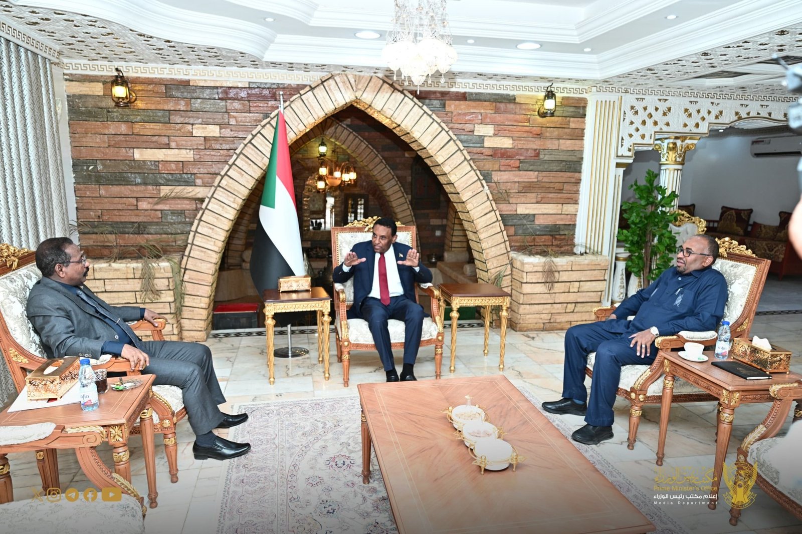حصر بيانات 11 ألف مركبة مدمرة بالحرب في الخرطوم..تفاصيل لقاء بين رئيس الوزراء ووزير العدل