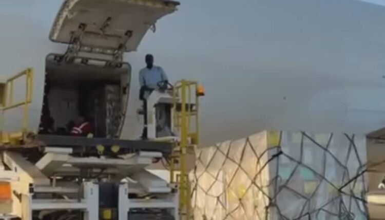 هبوط طائرة شحن تحمل 47 طناً من الإمدادات الطبية بمطار بورتسودان ومخاوف بسبب النزاع في الخليج
