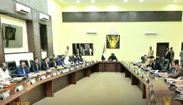مجلس الوزراء يبحث توفير الخبز والنفط والأمن والتهريب ومعاش الناس ويكشف عن لجنة للطرق والجسور