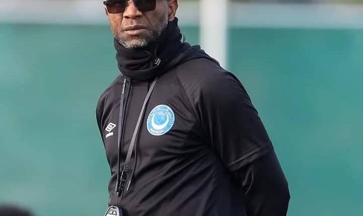 “4” مدربين أجانب على طاولة الهلال السوداني لخلافة ريجيكامب
