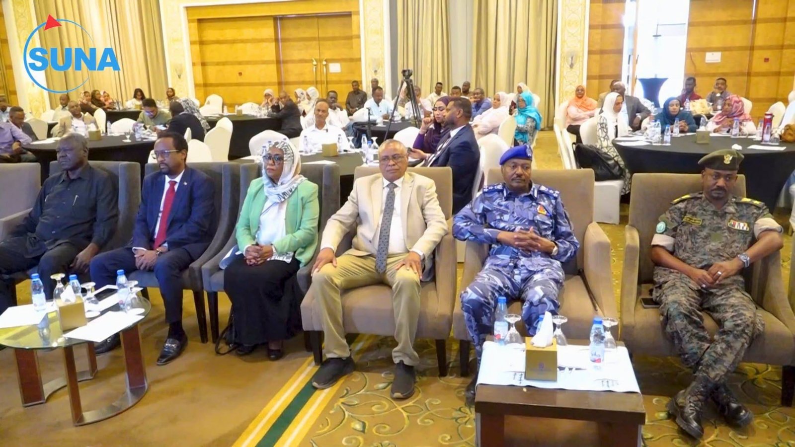 الإعيسر يرد بعنف على حملة إقالة رئيس الوزراء وسفره الى لندن ويحذر..لا نخاف من الإشاعات والحملات ويستنكر هجمة أقلام داعمة للجيش ضد الحكومة