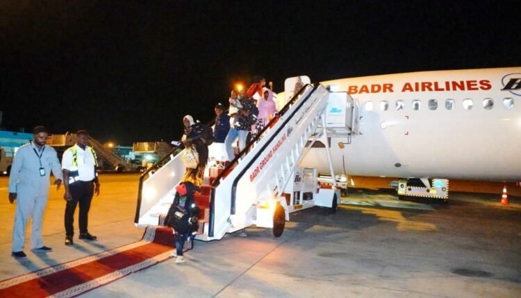 وصول الدفعة الأخيرة من السودانيين العائدين طوعًا من أوغندا إلى بورتسودان