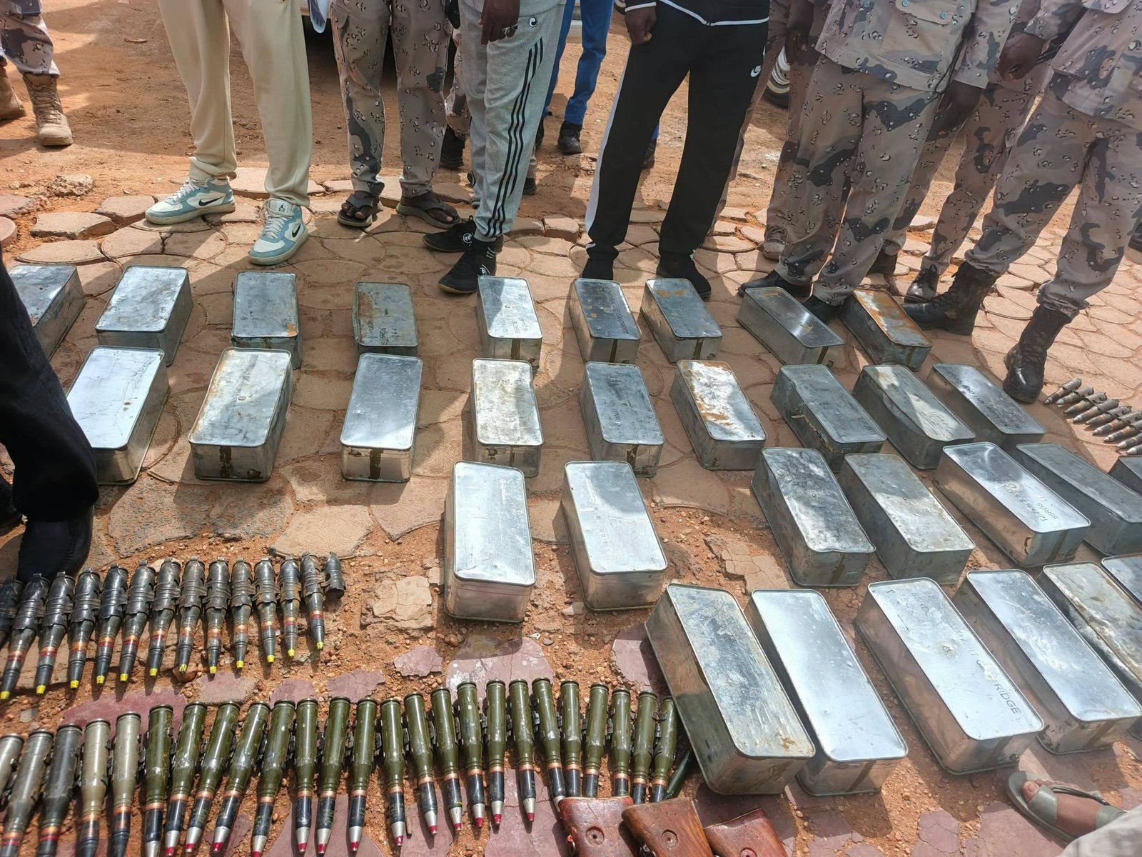 ضبط أسلحة ضخمة وأجانب في مقر بالخرطوم ..أكثر من 38 دوشكا ومدافع وقرنوف ودانات وقناصات وبنادق وآلاف الطلقات تفاصيل عملية مداهمة أمنية عسكرية