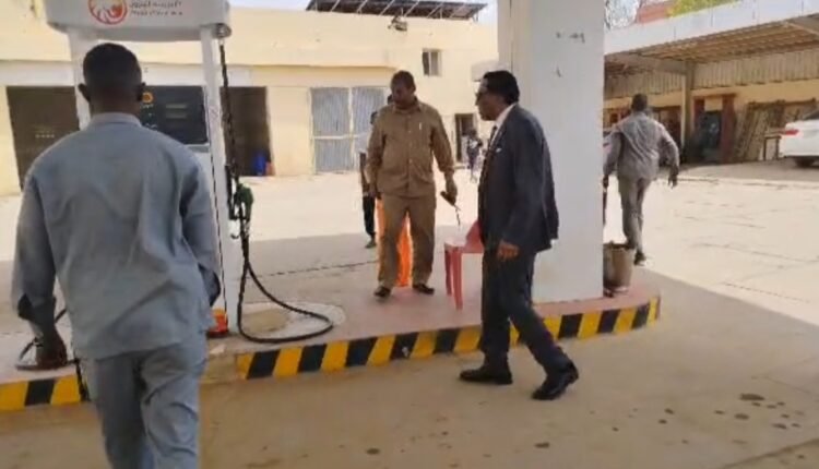 جولة مفاجئة لرئيس الوزراء تكشف ما يحدث في محطات الوقود