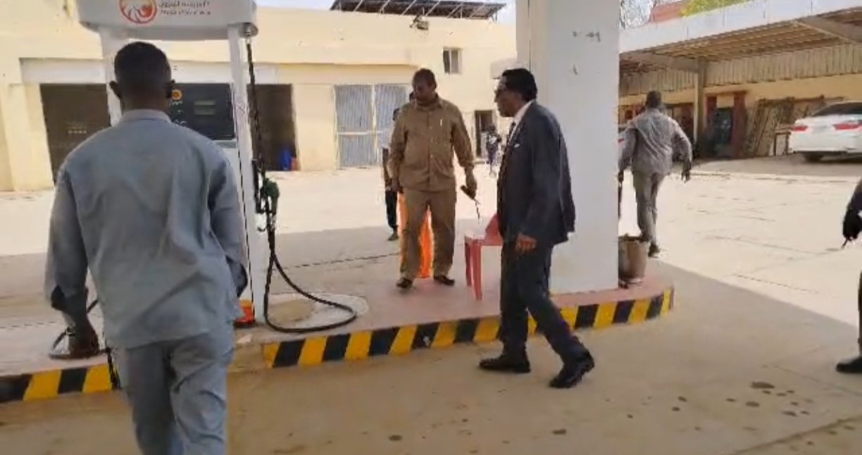جولة مفاجئة لرئيس الوزراء تكشف ما يحدث في محطات الوقود جولة مفاجئة لرئيس الوزراء تكشف ما يحدث في محطات الوقود