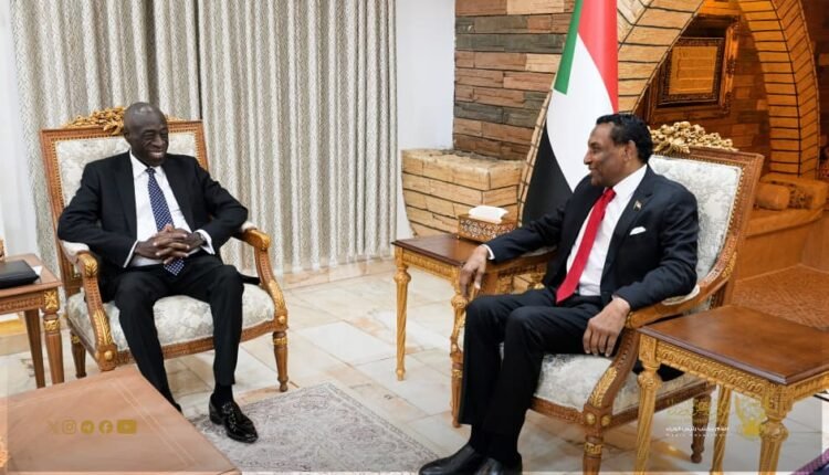 رئيس الوزراء يبحث مع مبعوث الرئيس الأوغندي تطورات الأوضاع في السودان وأوغندا تجدد موقفها من الحكومة الحالية