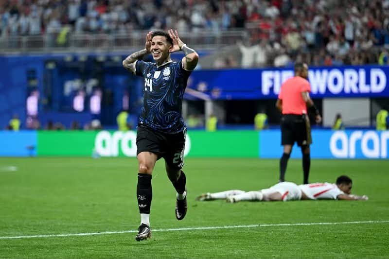 ميسي يقود الأرجنتين إلى نهائي المونديال بريمونتادا جنونية أمام إنجلترا