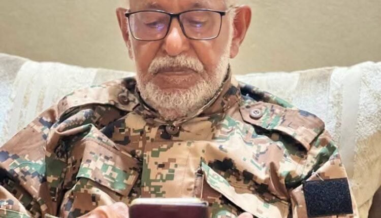 البرهان رئيساً وإلغاء مجلس السيادة وحظر الأحزاب.. مقترحات جديدة تثير الجدل في السودان