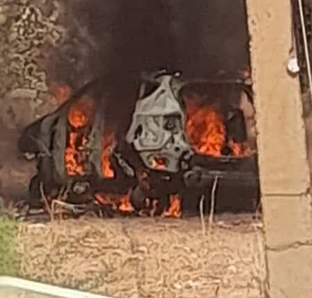 غموض يحيط بحريق سيارة في كافوري بعد سماع انفجارات مدوية