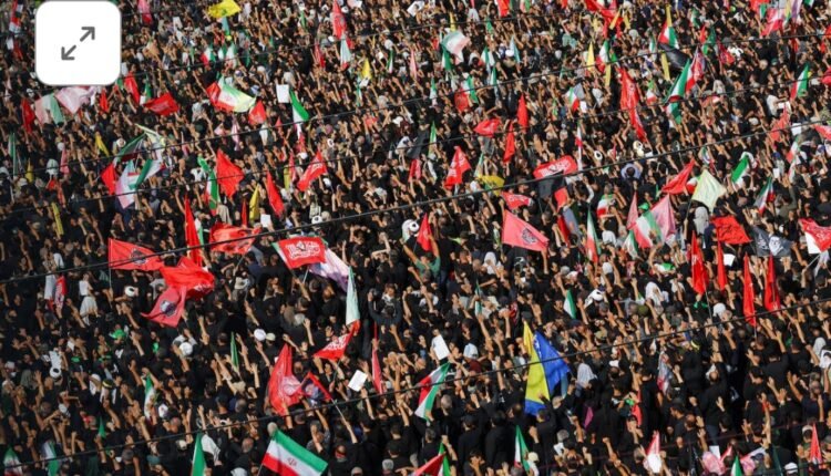 الإيرانيون يتوافدون على طهران لحضور مراسم جنازة خامنئي