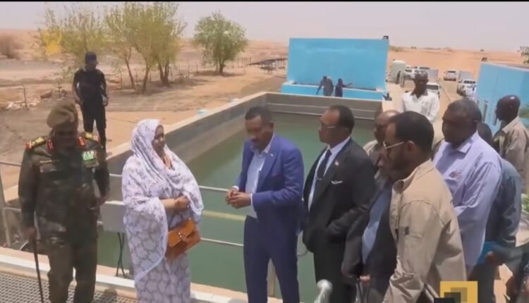 عضو في مجلس السيادة تقود موكب ضخم من السيارات الرئاسية الفارهة لتفقد محطة مياه..جدل واسع وانتقادات