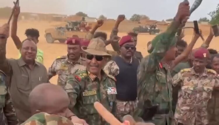 ظهور مفاجئ.. البرهان ومناوي وكيكل يتفقدون القوات في أم سيالة “فيديو”