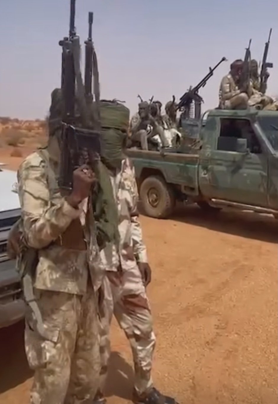 انشقاق مجموعة من المقاتلين عن الدعم السريع والتسليم للجيش بعد يومين من توجيه حميدتي جنوده الذهاب الى الخرطوم