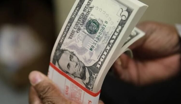 البنوك المركزية تبدأ التخلي عن الدولار لأول مرة.. والذهب يستغل الفرصة