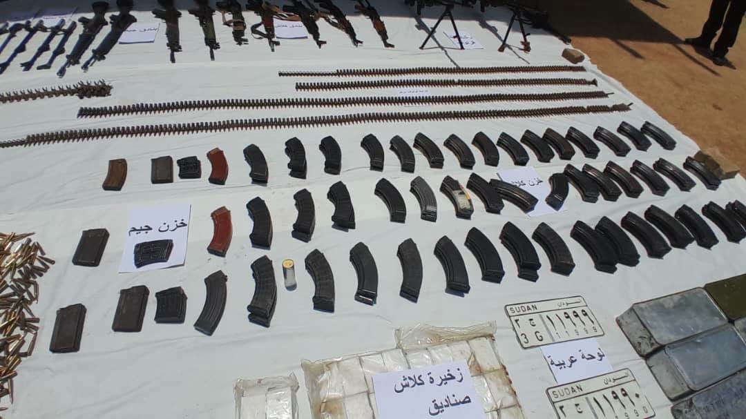 القبض على شبكة وكميات ضخمة من الأسلحة والذخائر في عملية أمنية بقيادة قائد منطقة الخرطوم العسكرية"صور"