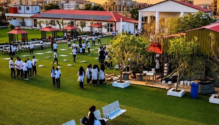 جدل واسع في السودان بعد اتهام جامعة خاصة بمنع المنتقبات من الدراسة