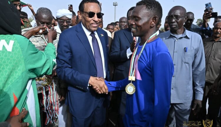 رئيس الوزراء السوداني: تحرير دارفور بات قريباً جداً وندعو إلى نبذ خطاب الكراهية