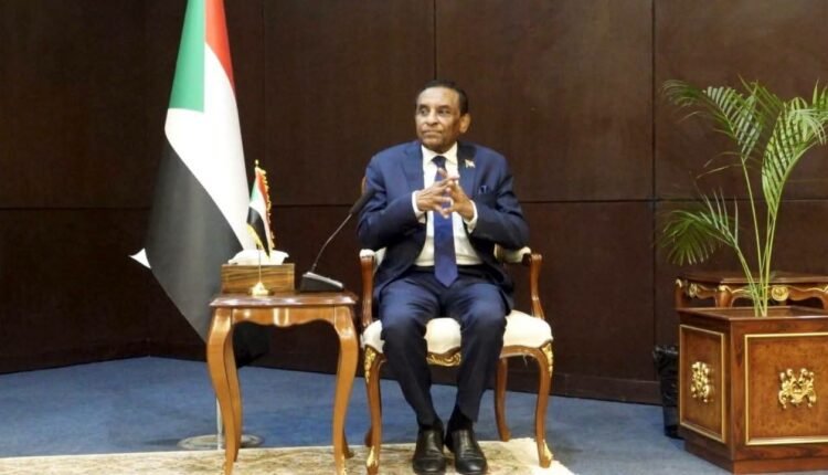 رئيس الوزراء السوداني يلتقي وفد سفراء الاتحاد الأفريقي ويؤكد قرب انطلاق الحوار الوطني