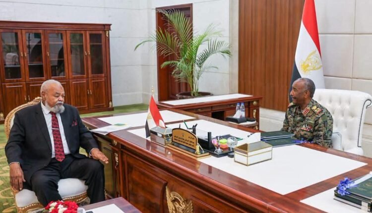 البرهان يتسلم تقريراً يكشف تطورات القطاع المصرفي في السودان