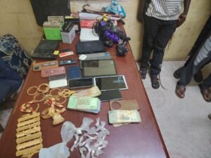 مداهمة خاطفة في بورتسودان.. الشرطة تضبط ذهباً وهواتف ومخدرات