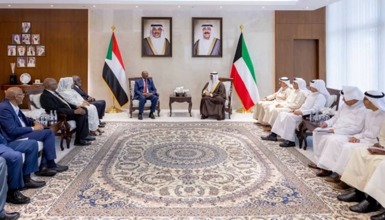 البرهان يبعث رسالة إلى أمير الكويت ووزير الخارجية يكشف مضمونها