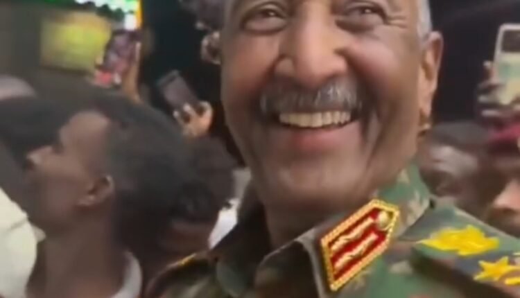 “فيديو”.. البرهان يتجول بين المواطنين في أم درمان.. وعبارة طريفة مع “ست الشاي”