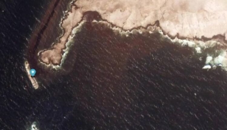 ناقلة نفط جانحة تثير مخاوف بيئية في سواحل عُمان