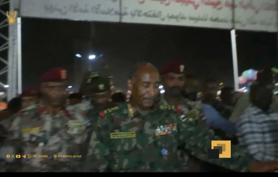 البرهان يزور ساحة مولد الخليفة في أم درمان وسط ترحيب شعبي "فيديو" البرهان يزور ساحة مولد الخليفة في أم درمان وسط ترحيب شعبي “فيديو”