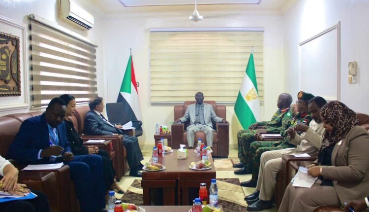 وزير الدفاع السوداني يلتقي الخبير الدولي لحقوق الإنسان.. ملفات حساسة على الطاولة