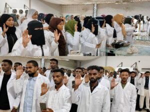 آلاف الكوادر الصحية يؤدون القسم المهني تمهيداً للانخراط بالعمل في السودان آلاف الكوادر الصحية يؤدون القسم المهني تمهيداً للانخراط بالعمل في السودان