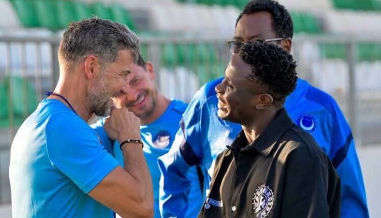 جان كلود يفاجئ بعثة الهلال في طرابلس قبل مواجهة الأهلي الليبي