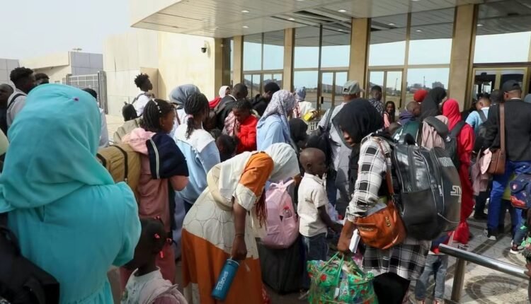 142 سودانياً يطوون صفحة الغياب ويصلون الخرطوم