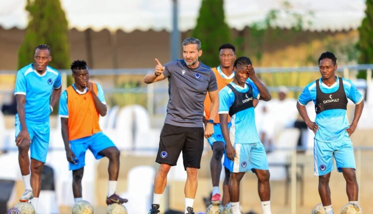 الهلال يرفع نسق تحضيراته ويفقد عناصر مؤثرة في النزال الأفريقي